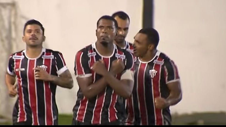 Patrick comemora ap&oacute;s fazer o gol da vit&oacute;ria do Serra (Foto: Reprodu&ccedil;&atilde;o/TVE)