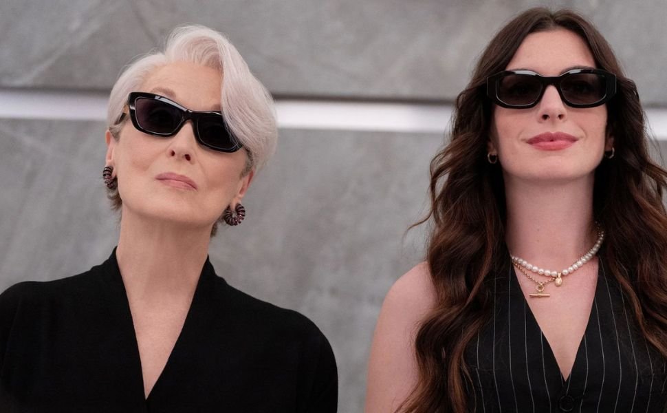 Emily Blunt alfineta Anne Hathaway em trailer de "O Diabo Veste Prada 2"