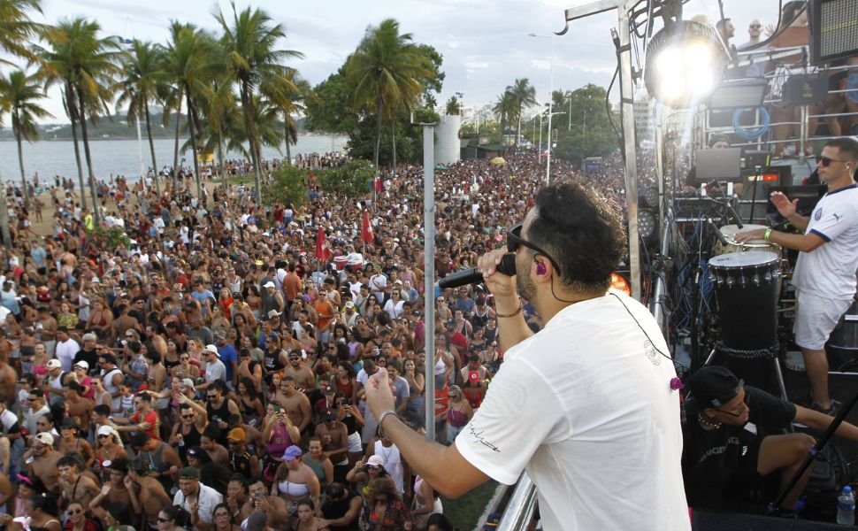 Trio el&eacute;trico volta a animar Camburi e arrasta multid&atilde;o
