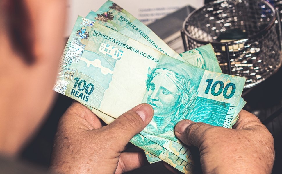 Foto:
                Imagem ilustrativa/Canva
              
            
          
        
  

  

  


			
        O novo sal&aacute;rio m&iacute;nimo de R$ 1.621 come&ccedil;a a ser pago nesta segunda-feira (2) aos 