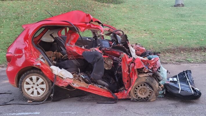Foto:
                Divulga&ccedil;&atilde;o/Pol&iacute;cia Rodovi&aacute;ria Federal
              
            
          
        
  

  

  


			Cinco pessoas morreram ap&oacute;s uma colis&atilde;o entre um carro de passeio e um camin