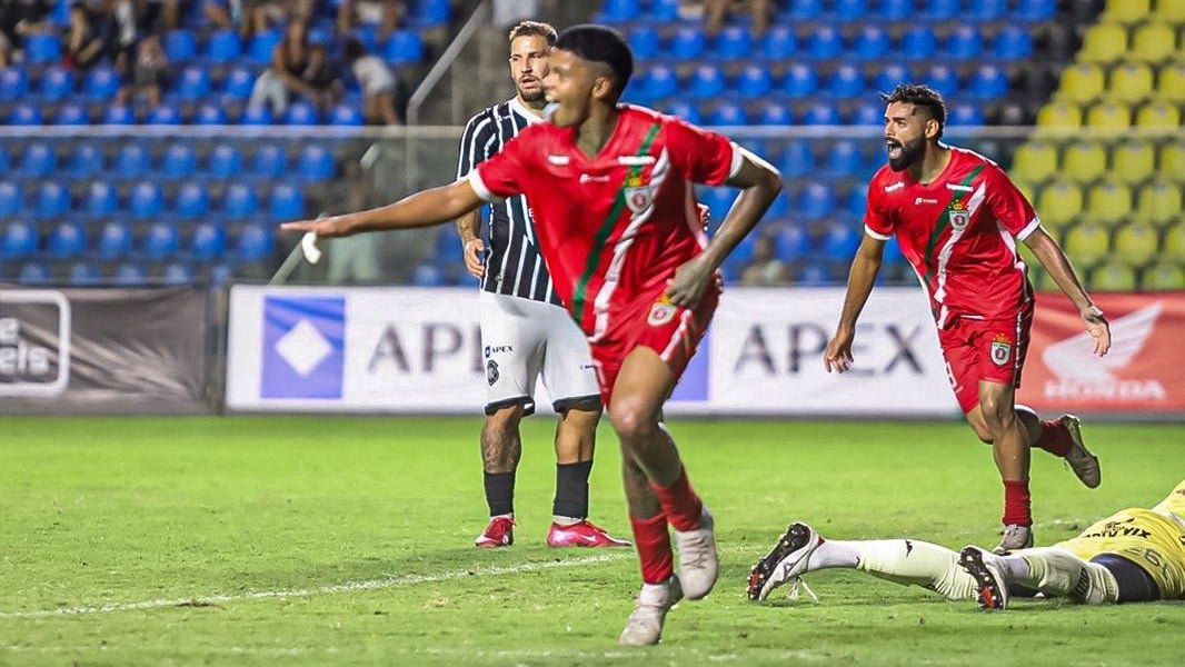 Guilherme comemora o gol da vit&oacute;ria do Real Noroeste (Foto: Andr&eacute; Serr&atilde;o/@clickdolance)