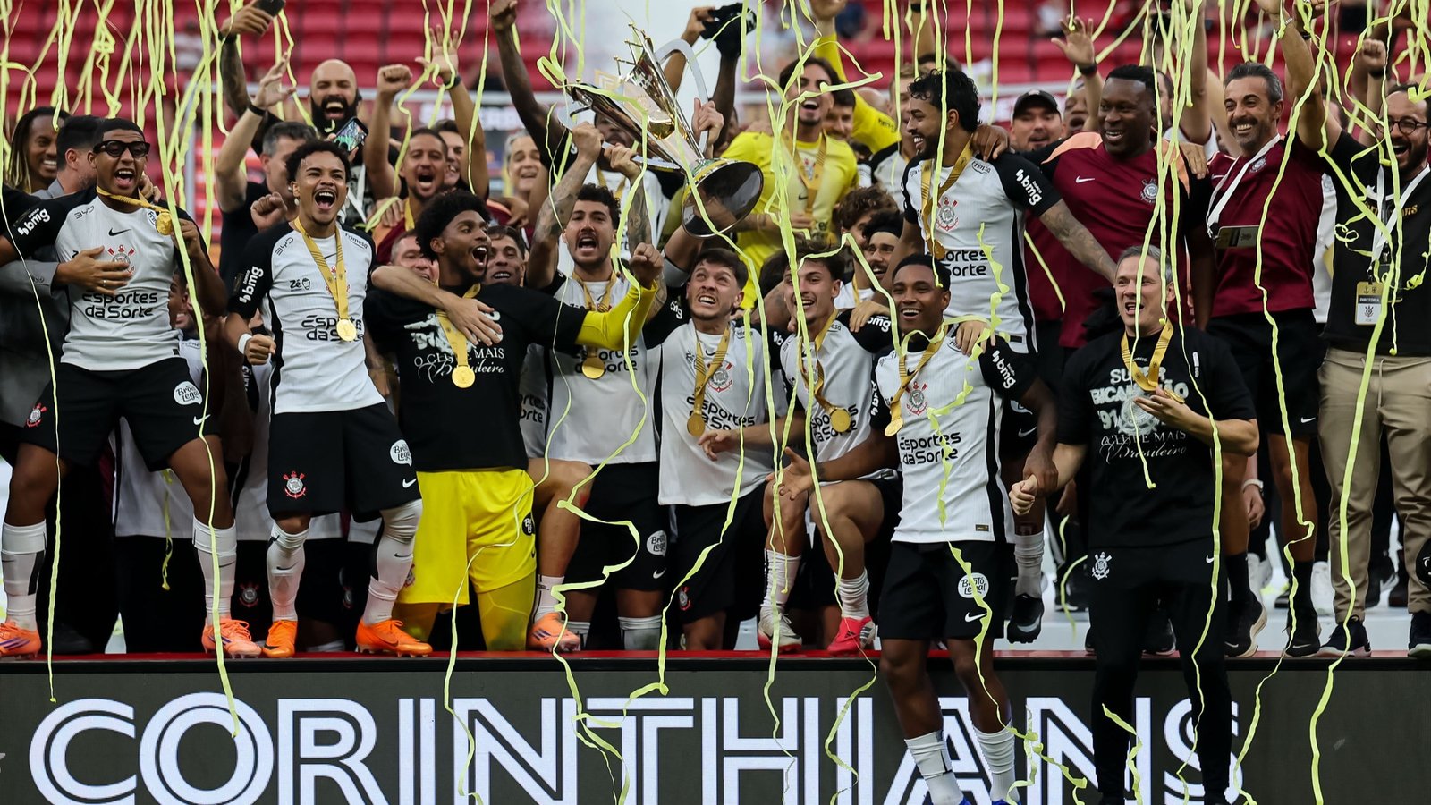 Corinthians levanta a ta&ccedil;a da Supercopa Rei de 2026 (Foto: Adalberto Marques/Estad&atilde;o Conte&uacute;do)