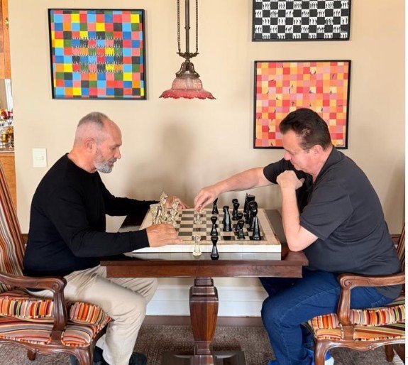 Paulo Hartung e Gilberto Kassab jogam xadrez. Foto: reprodu&ccedil;&atilde;o do Instagram