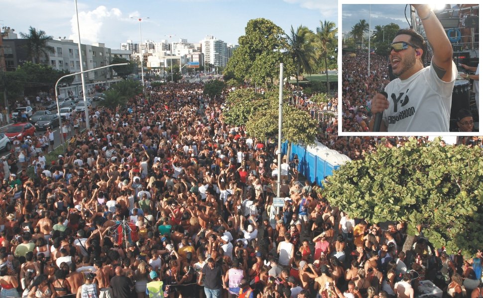 Foto:
                Leone Iglesias/at
              
            
          
        
  

  

  


			A orla de Camburi voltou a vibrar ao som do ax&eacute; e da folia neste domingo (01), em Vit&oacute;ria, atrai