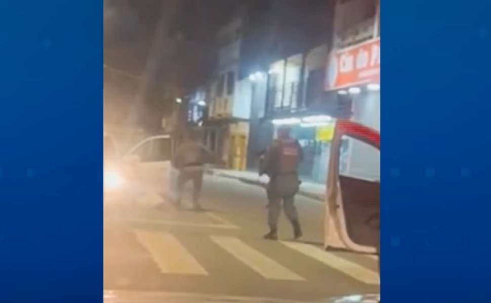 Foto:
                Reprodu&ccedil;&atilde;o/Tv Tribuna/Band
              
            
          
        
  

  

  

Dois suspeitos, de 26 e 38 anos, foram presos ap&oacute;s assaltarem um carro ocupado por um casal