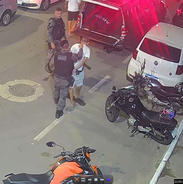 Foto: Divulga&ccedil;&atilde;o ROMU
O ve&iacute;culo foi localizado e abordado pr&oacute;ximo do Gin&aacute;sio Tancred&atilde;o. Durante a verifica&ccedil;&atilde;o, os agentes encontraram v&aacute;rios sinais de adultera&ccedil;&atilde;o na moto. O condutor foi levado &agrave; dele