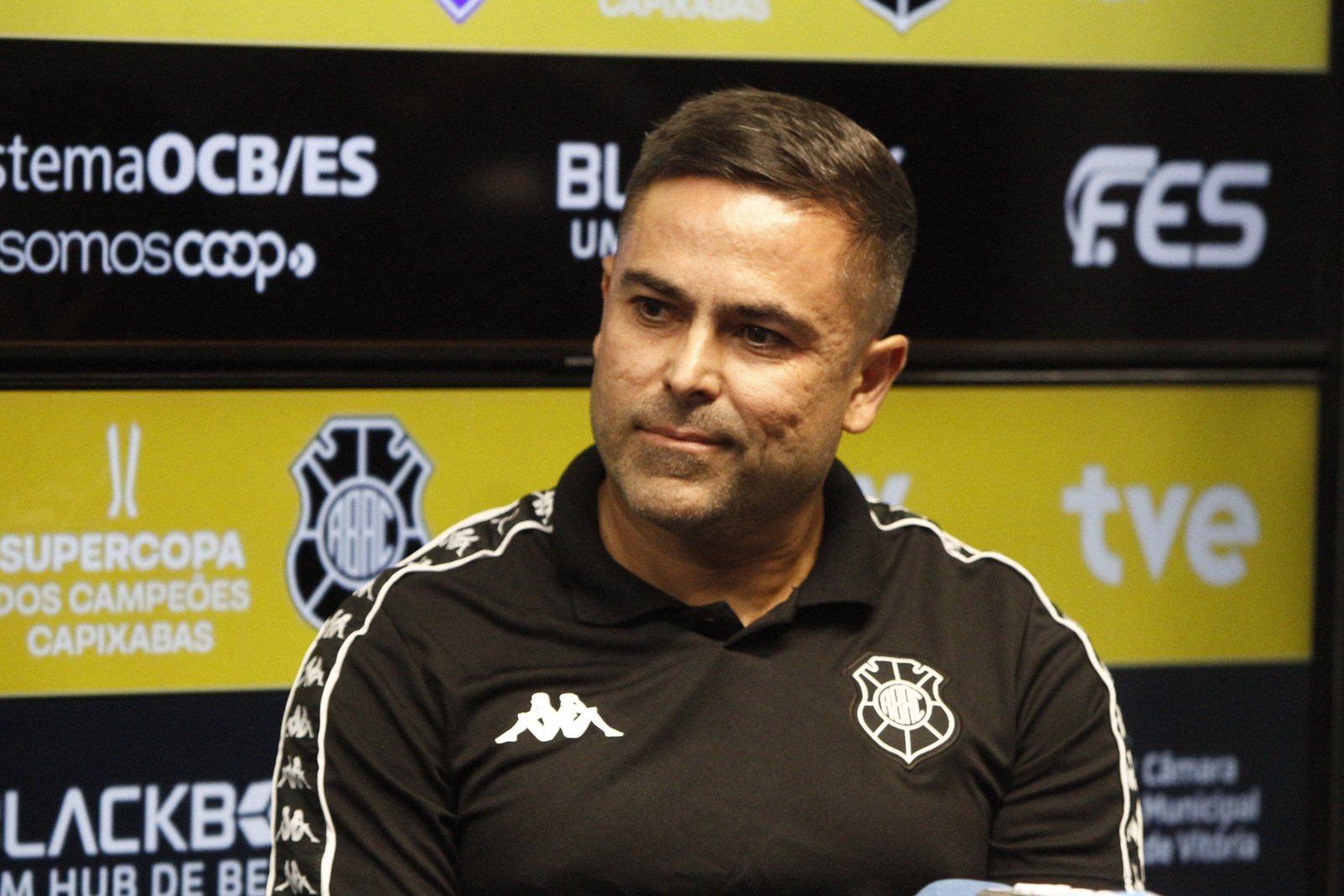 Foto:
                F&aacute;bio Nunes / AT
              
            
          
        
  

  

  


			
        Menos de um m&ecirc;s ap&oacute;s o in&iacute;cio da temporada capixaba, o Rio Branco j&aacute; demitiu seu treinad