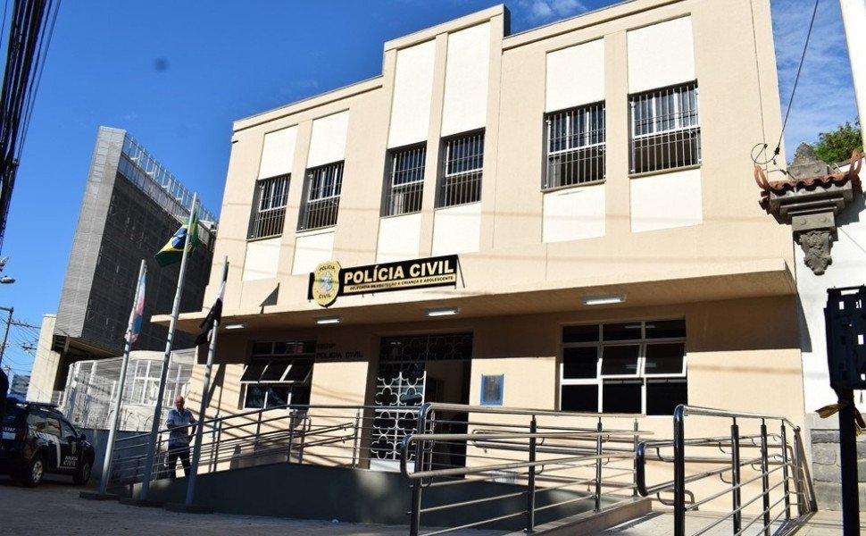 Foto:
                PCES/ Divulga&ccedil;&atilde;o
              
            
          
        
  

  

  


			Um pedreiro de 39 anos foi preso enquanto trabalhava ap&oacute;s ser acusado de estuprar as filhas de 15