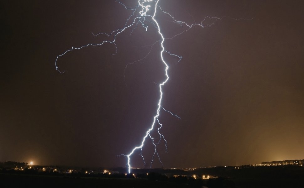 Foto:
                Canva
              
            
          
        
  

  

  


			O c&eacute;u de Vit&oacute;ria foi iluminado por uma sucess&atilde;o de rel&acirc;mpagos na noite deste domingo (1&ordm;). Foram mais de 2.5