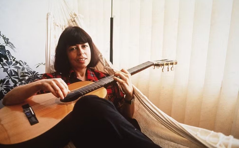 Foto:
                Divulga&ccedil;&atilde;o
              
            
          
        
  

  

  


			A voz suave da capixaba que ajudou a construir a Bossa Nova e fez dela a musa do movimento volta a ecoa