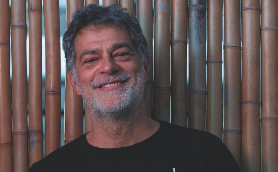 Foto:
                Divulga&ccedil;&atilde;o
              
            
          
        
  

  

  


			O ator Eduardo Moscovis, de 57 anos, que atualmente est&aacute; no ar como Rog&eacute;rio em &ldquo;Tr&ecirc;s Gra&ccedil;as&rdquo;, revelou q