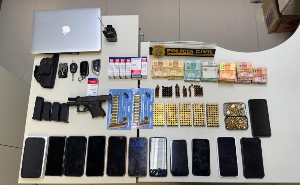 Foto:
                Divulga&ccedil;&atilde;o/PCES
              
            
          
        
  

  

  


			Um homem de 37 anos e uma mulher de 34 foram presos, na manh&atilde; da &uacute;ltima ter&ccedil;a-feira (27), no munic