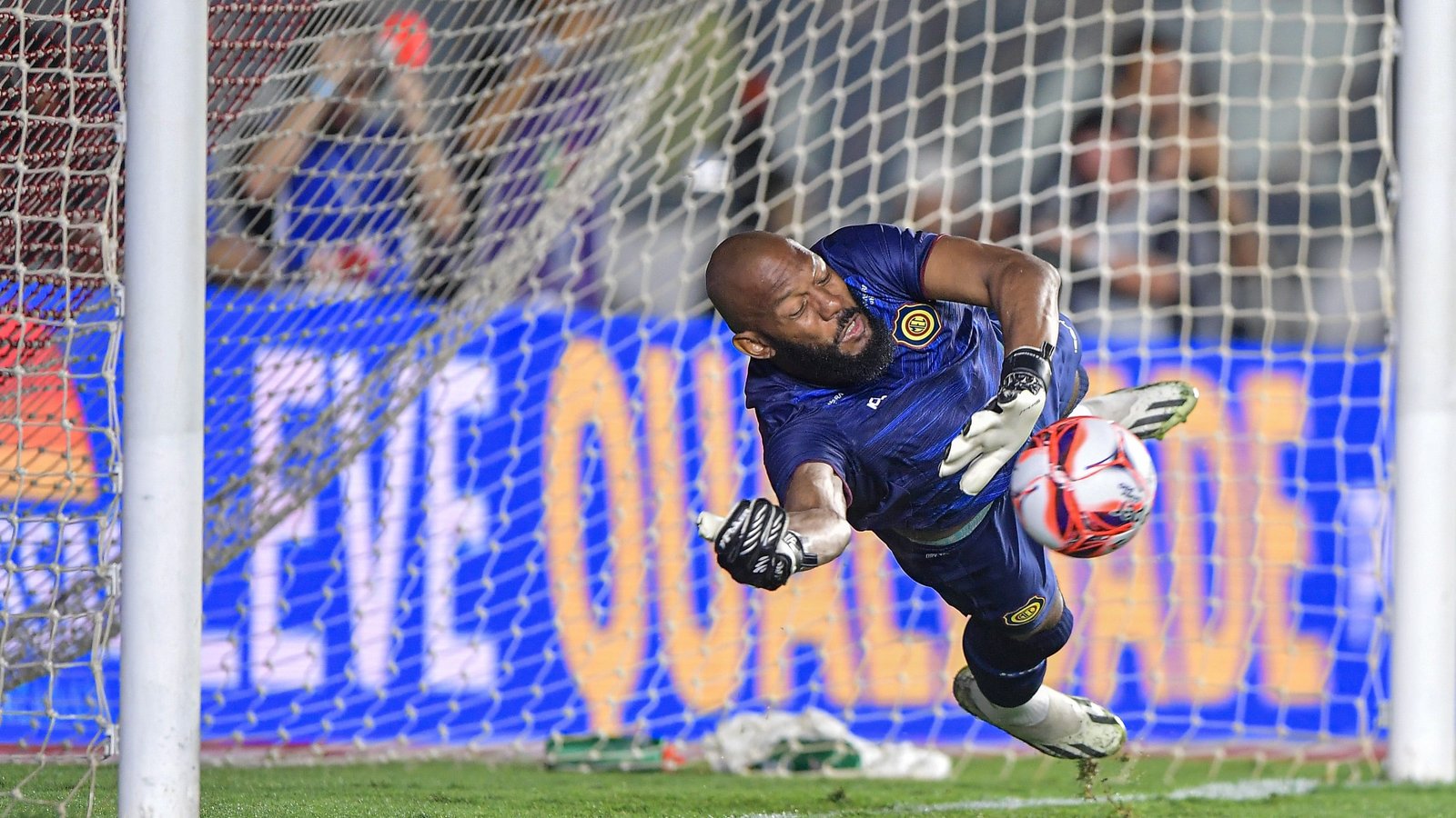 Goleiro bicampe&atilde;o estadual pelo Rio Branco complica a vida do Vasco no Carioca