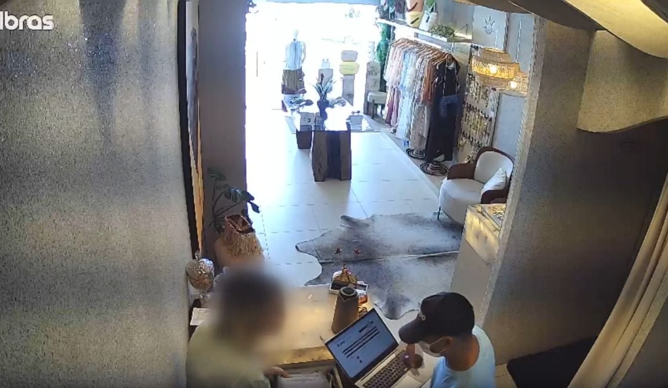 Homem invade loja, rende funcion&aacute;ria e foge com joias e roupas em Guarapari