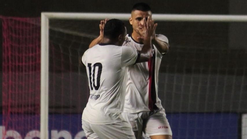 Dandan (10) comemora o gol da vit&oacute;ria do SErra (Foto: Heitor Robers/@hrobers.foto)