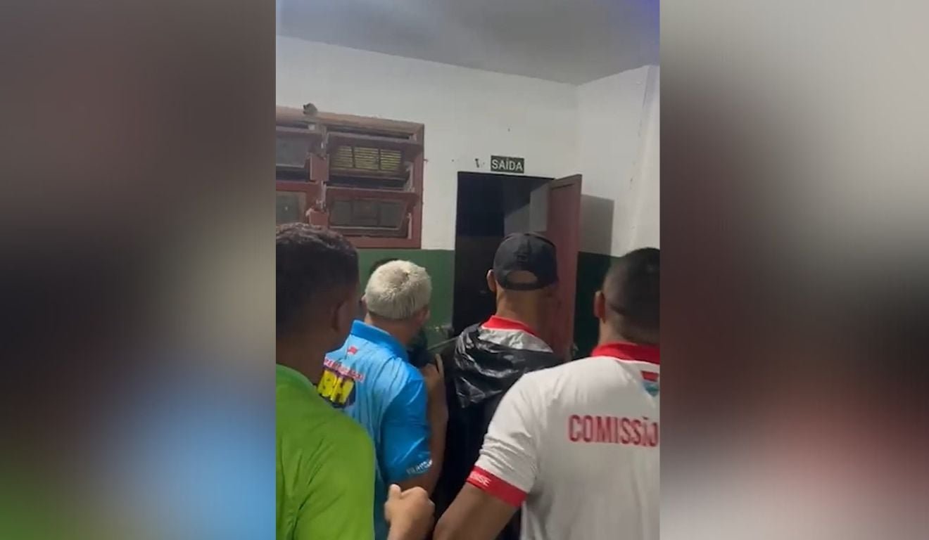 Delega&ccedil;&atilde;o do Vilavelhense no vesti&aacute;rio do Araripe no momento da invas&atilde;o (Foto: Reprodu&ccedil;&atilde;o de v&iacute;deo)