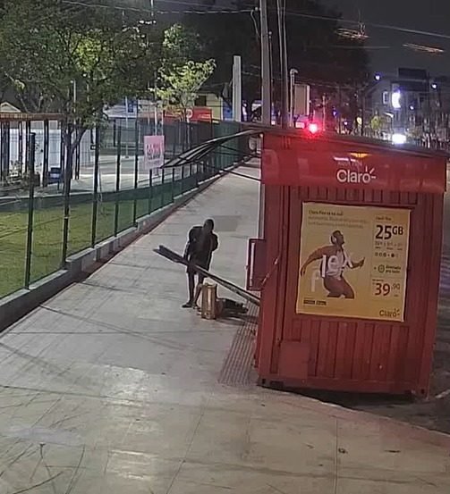 Homem usa placa de tr&acirc;nsito para arrombar banca de revistas em Vila Velha