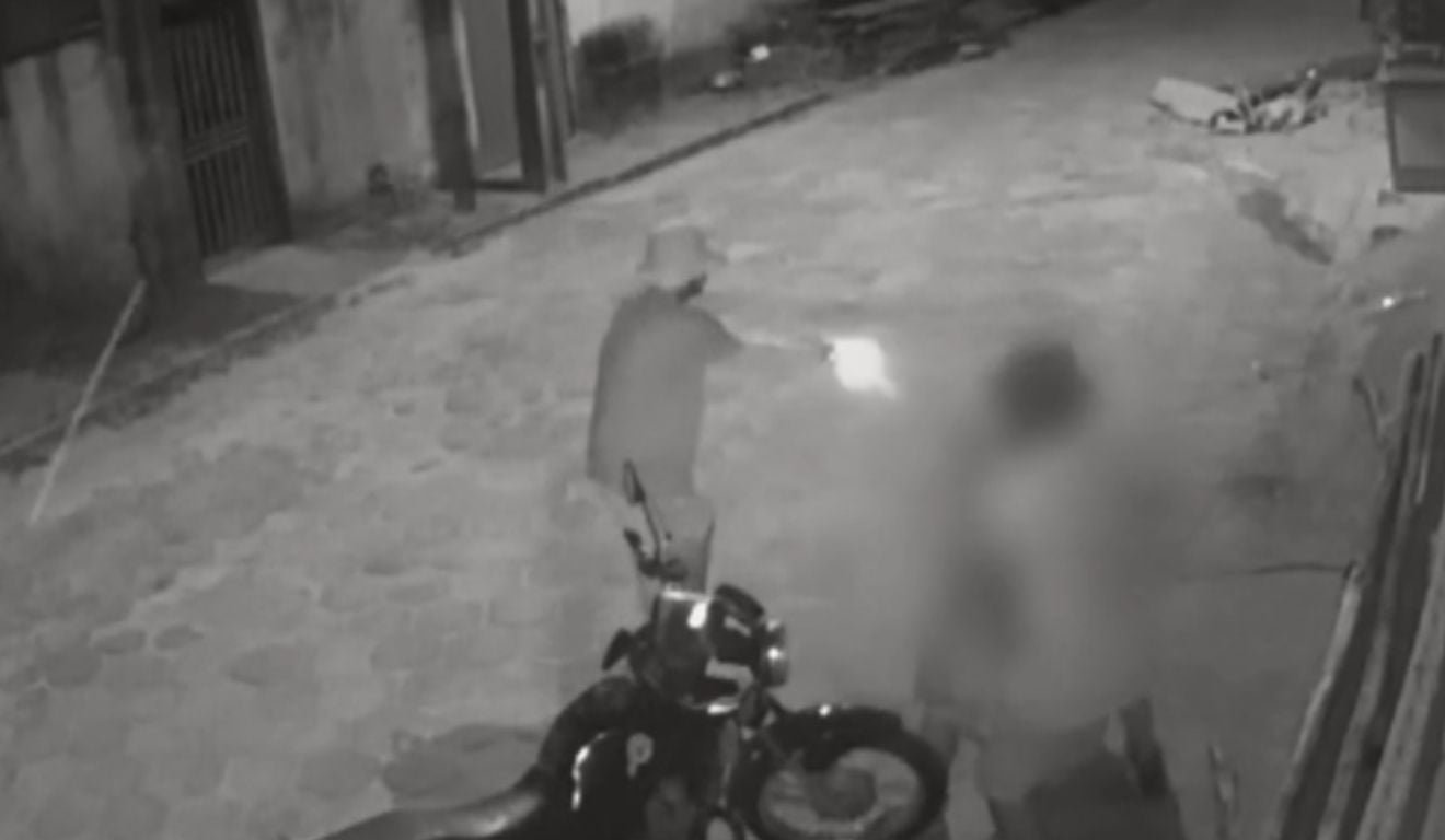 C&acirc;meras registram momento em que homem &eacute; morto a tiros em Jaguar&eacute;