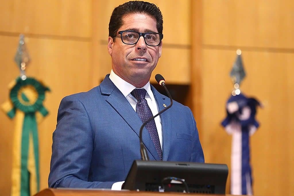 Sa&iacute;da de Marcelo Santos da Ales abre espa&ccedil;o para candidatos de Cariacica