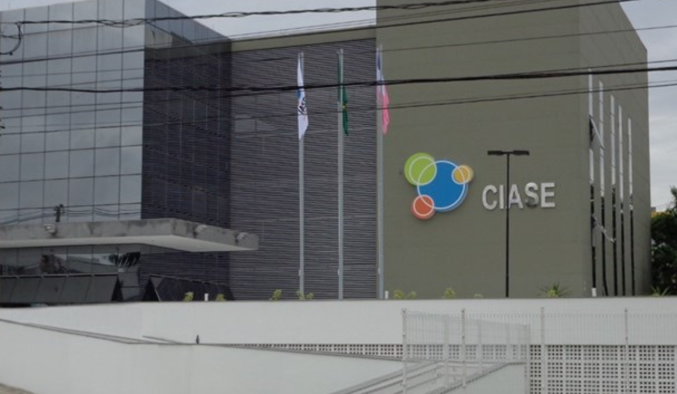 Adolescente &eacute; apreendido em &ocirc;nibus ap&oacute;s assalto na Enseada do Su&aacute;