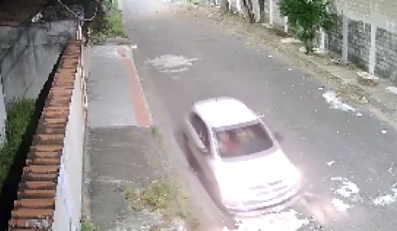 Dupla de assaltantes rouba moto de mulher na Serra