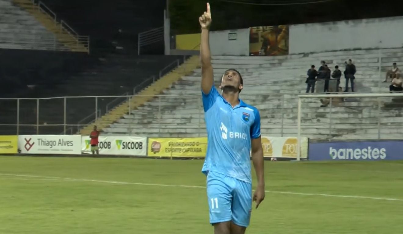 Guilherme comemora o gol da vit&oacute;ria do Vila (Foto: Reprodu&ccedil;&atilde;o/TVE)
