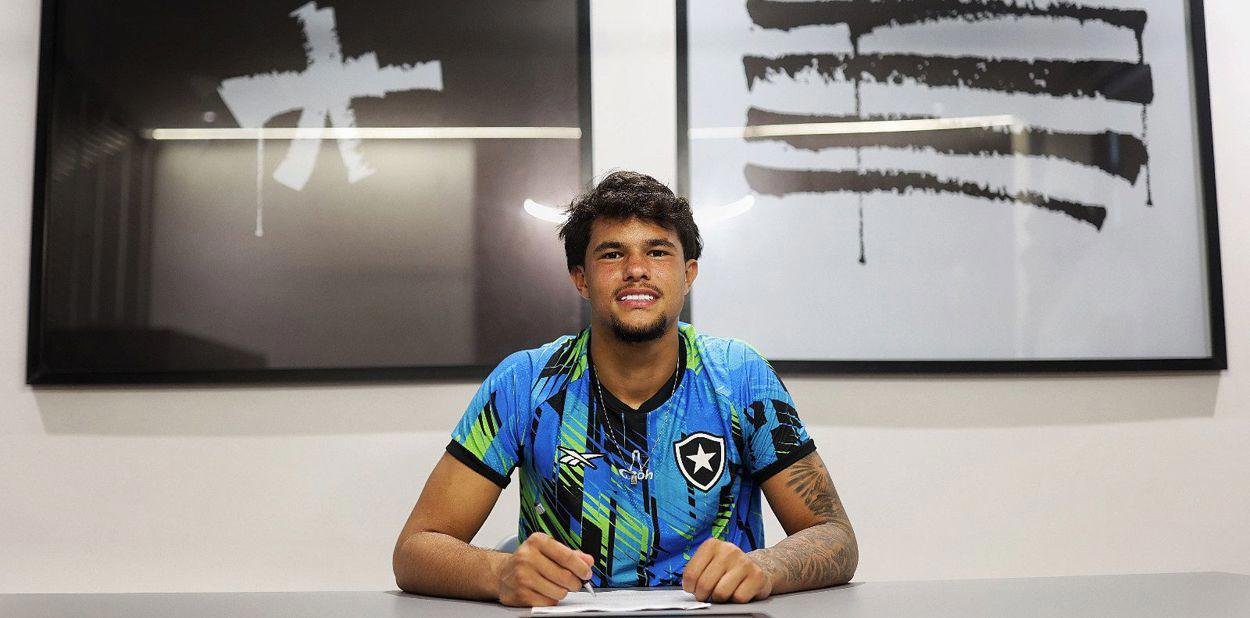 Bruninho Samudio assina o contrato profissional com o Botafogo (Foto: Botafogo/Divulga&ccedil;&atilde;o)