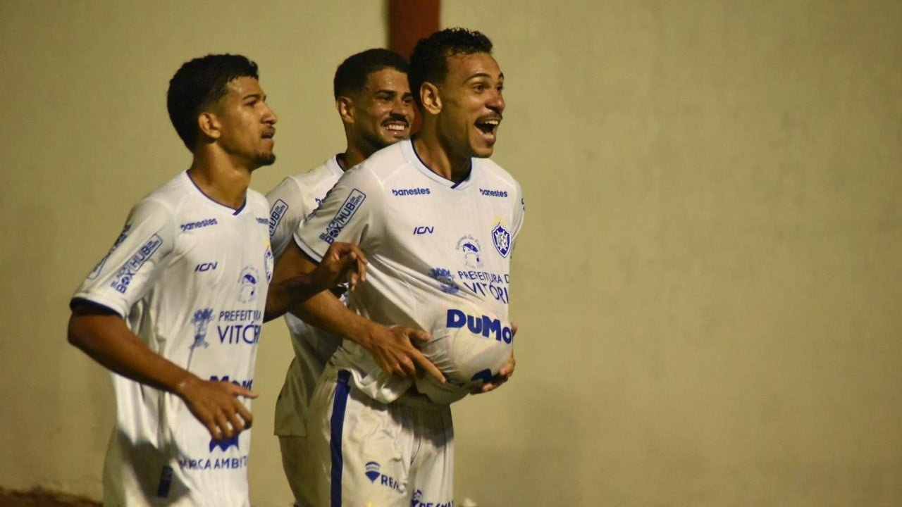 Gualberto comemora o gol da vit&oacute;ria alvianil sobre o Serra (Foto: Clara Faf&aacute;/Vit&oacute;ria FC)