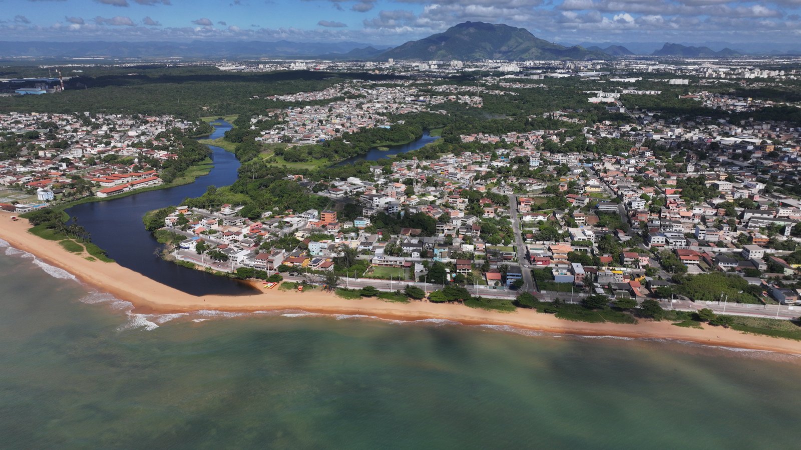 Assaltantes invadem pousada em praia da Serra e amea&ccedil;am v&iacute;timas