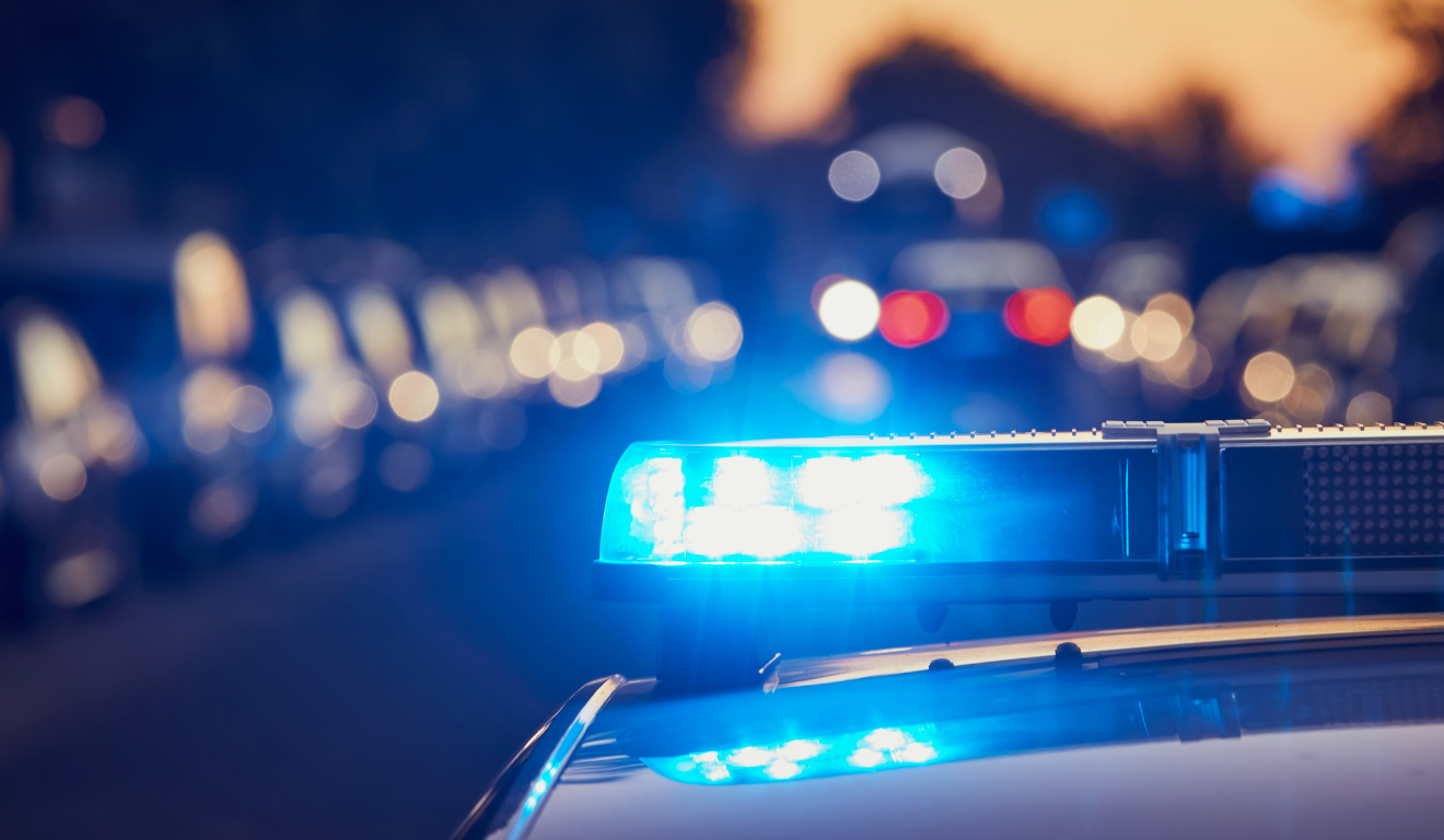 PM fica ferido ap&oacute;s homem jogar pedra contra viatura em Cariacica