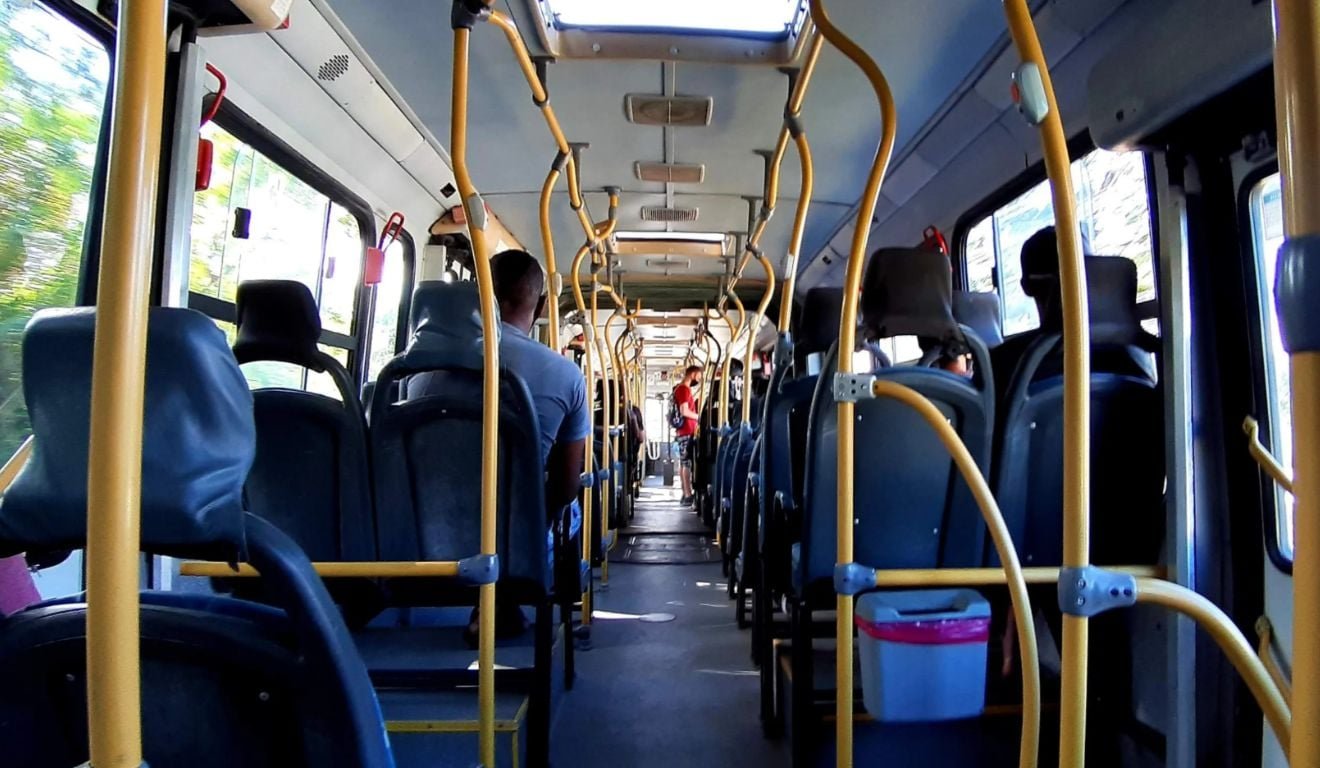 Jovem &eacute; agredido e tem nariz quebrado dentro de &ocirc;nibus em Vila Velha