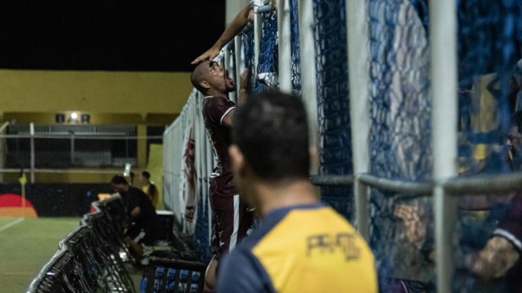 Tiago Moura comemora no alambrado ap&oacute;s fazer o gol da Desportiva (Foto: Laila Pecorari/Desportiva)