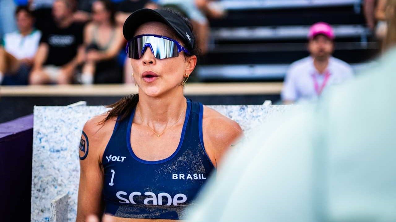 Quem &eacute; a jogadora de v&ocirc;lei de praia que foi suspensa por comemorar pris&atilde;o de Bolsonaro