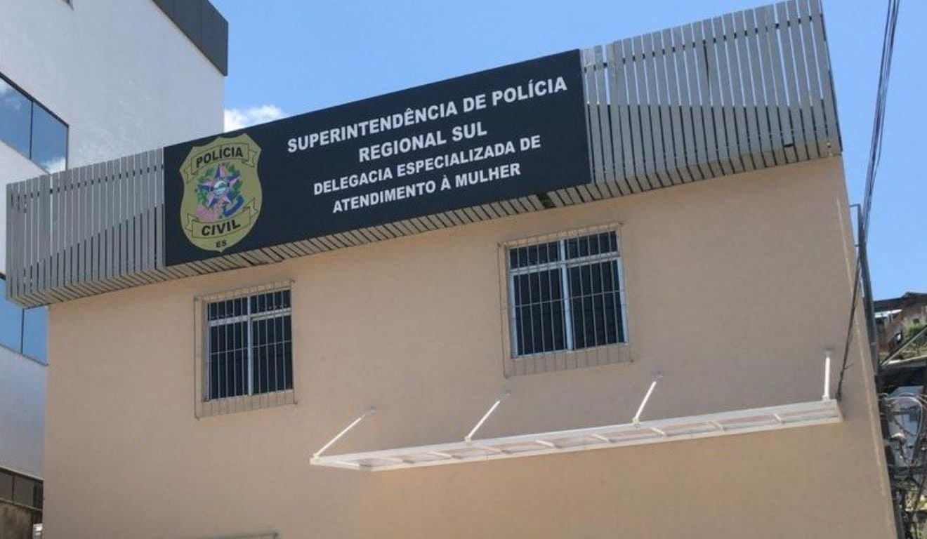 Mulher &eacute; jogada para fora de carro em movimento em Cachoeiro