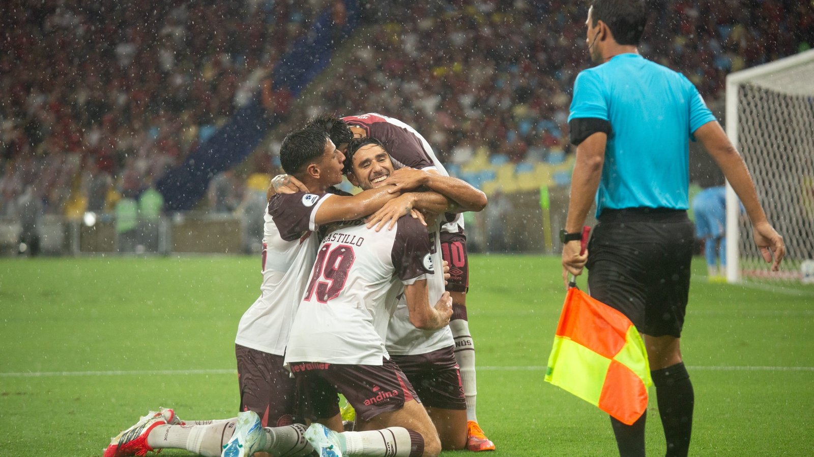 Flamengo perde em casa e Lan&uacute;s &eacute; o novo campe&atilde;o da Recopa Sul-Americana