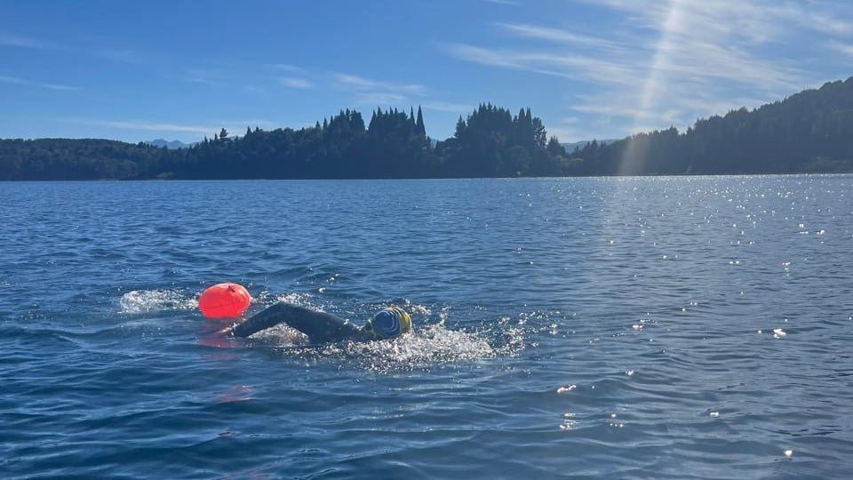 Capixaba encara &aacute;gua gelada e nada por mais de seis horas para completar travessia em Bariloche