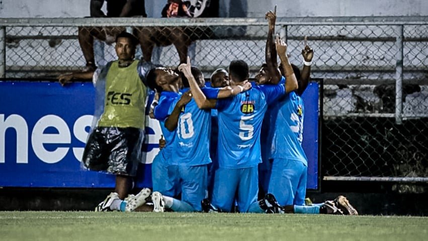 Comemora&ccedil;&atilde;o dos jogadores do Vila ap&oacute;s o gol do empate (Foto: Avision Comunica&ccedil;&atilde;o)