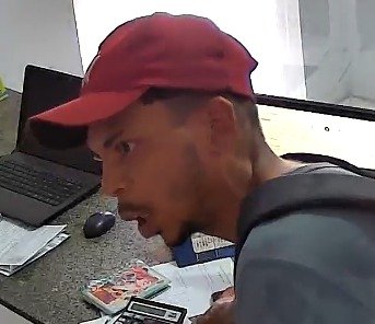 Foto: Reprodu&ccedil;&atilde;o
Segundo a propriet&aacute;ria da autoescola, o homem exigiu dinheiro e tamb&eacute;m pediu a chave de uma motocicleta que estava estacionada em frente ao local. Assustada, a funcion&aacute;ria afirmou que