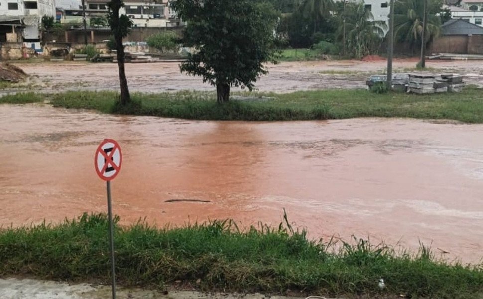 Foto:
                Divulga&ccedil;&atilde;o
              
            
          
        
  

  

  


			Um forte temporal atingiu Mimoso do Sul na tarde desta quinta-feira (26), provocando alagamentos em div