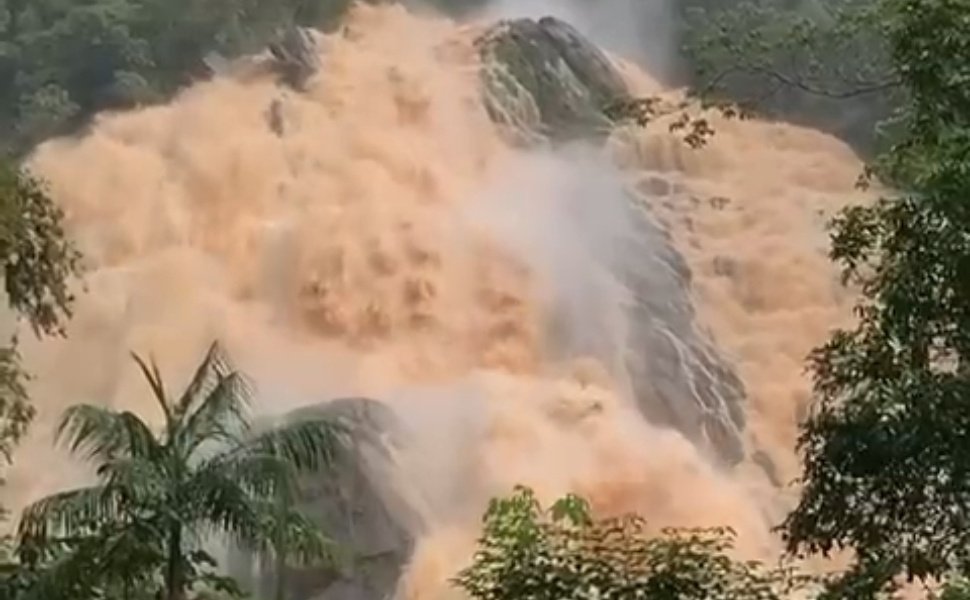 Foto:
                Reprodu&ccedil;&atilde;o
              
            
          
        
  

  

  


			O volume de &aacute;gua da Cachoeira da Fuma&ccedil;a, em Alegre, impressionou nesta quinta-feira (26), ap&oacute;s fortes c
