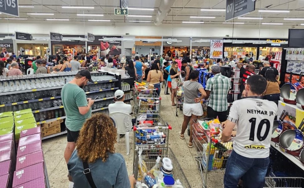 Foto:
                Weslei Radavelli
              
            
          
        
  

  

  


			
        Na v&eacute;spera do fechamento dos supermercados aos domingos, consumidores t&ecirc;m enfrentando gr