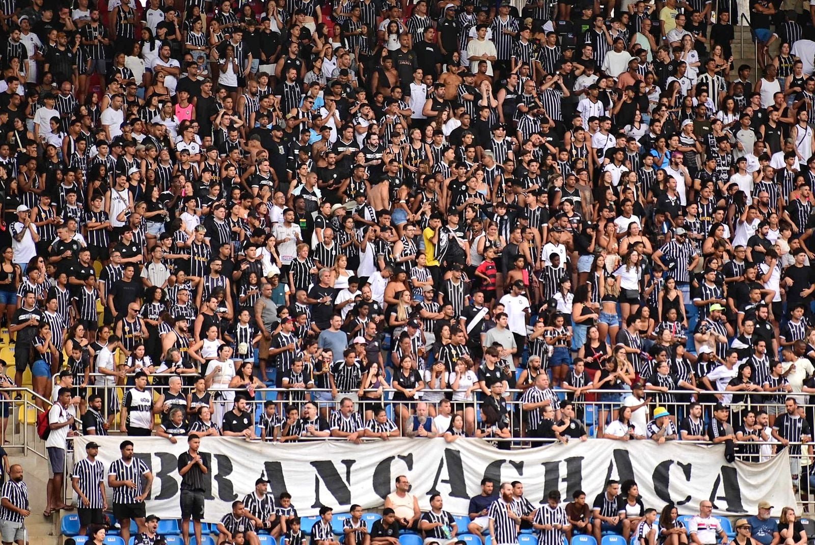 Torcedores do Rio Branco arremessam copos em jogadores e clube pode ser punido; veja o v&iacute;deo