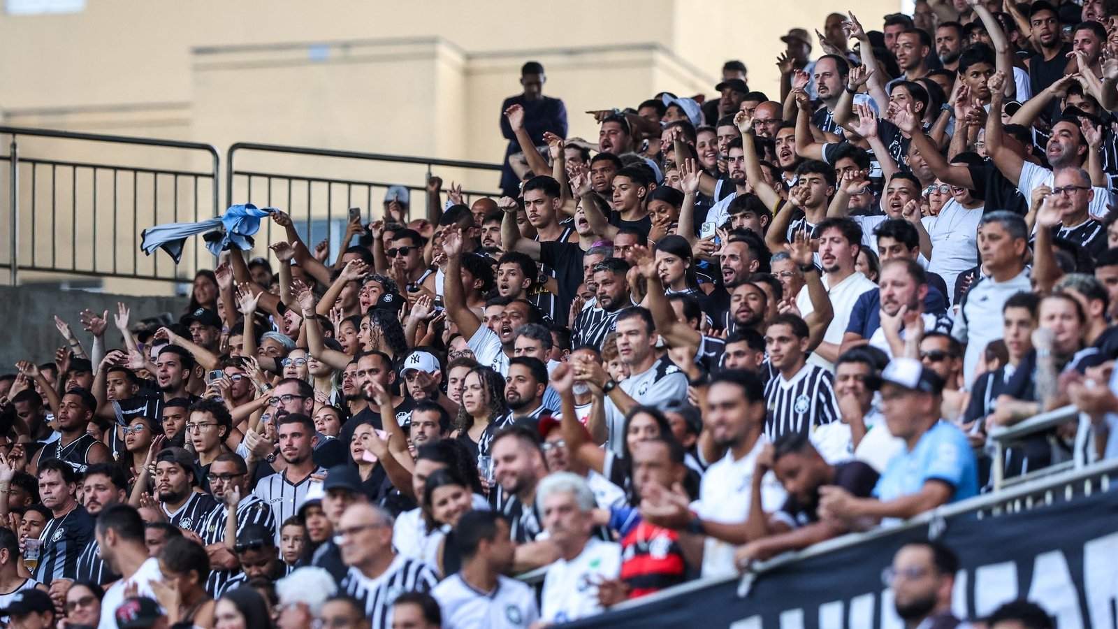 Torcida do Rio Branco no est&aacute;dio Kleber Andrade (Foto: Henrique Montovanelli/FES)