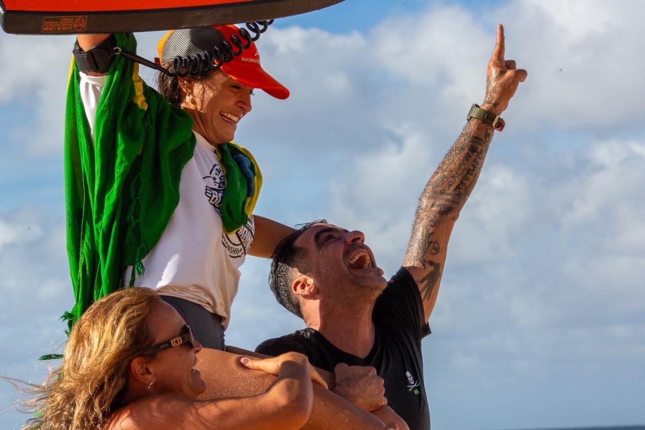 Luna Hardman &eacute; campe&atilde; nas ondas de Pipeline, no Hava&iacute;, com nota 10 na final