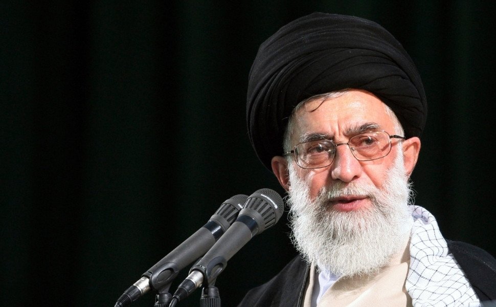 Foto:
                HASAN SARBAKHSHIAN/ASSOCIATED PRESS/ESTAD&Atilde;O CONTE&Uacute;DO
              
            
          
        
  

  

  


			
        O l&iacute;der supremo do Ir&atilde;, aiatol&aacute; Ali Khamenei, foi mo