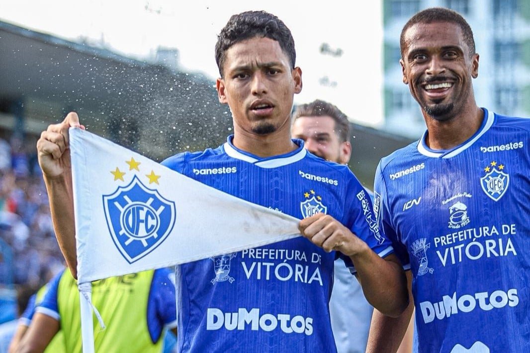 Jo&atilde;o Paulo comemora o seu primeiro gol na partida (Andr&eacute; Serr&atilde;o/Click do Lance)