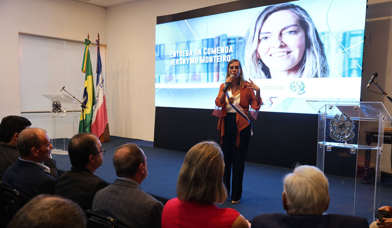 Tatiana Sampaio &eacute; homenageada no ES. Foto: Governo ES