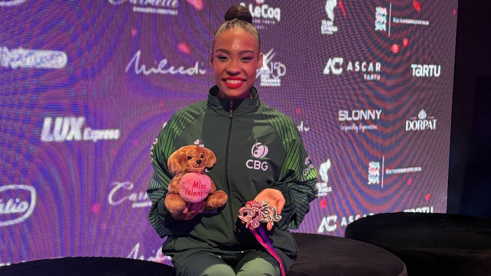 Geovanna Santos com as duas medalhas no Grand Prix Miss Valentine (Foto: Acervo pessoal)