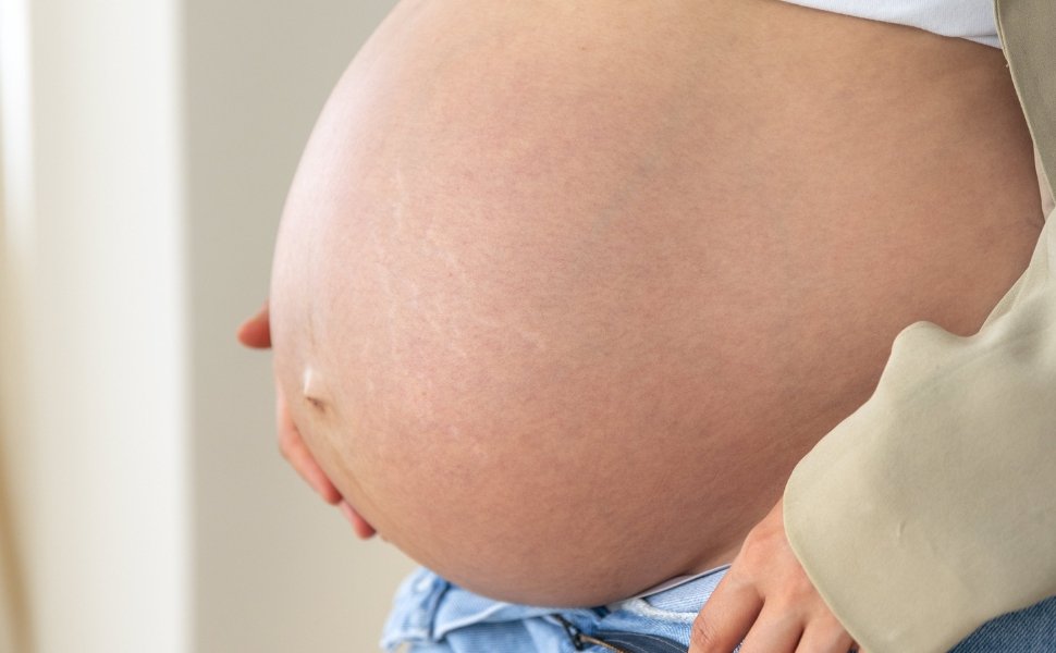 Foto:
                Freepik
              
            
          
        
  

  

  


			Desafios como uma gravidez n&atilde;o planejada ainda impactam a trajet&oacute;ria de muitas adolescentes. Entre janeiro